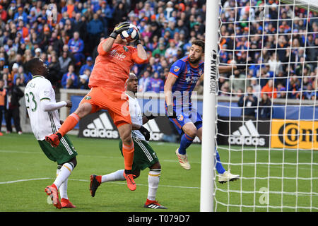 Cincinnati, OH, Stati Uniti d'America. Xvii Mar, 2019. Marzo 17, 2019: Portland legnami portiere Jeff Attinella (1) Salva la palla di entrare nella rete durante il match di MLS tra i legnami da Portland e FC a Cincinnati Nippert Stadium di Cincinnati, Ohio. Austyn McFadden/ZUMA Credito: Austyn McFadden/ZUMA filo/Alamy Live News Foto Stock