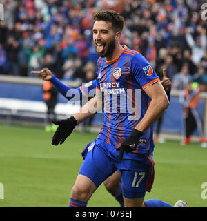 Cincinnati, OH, Stati Uniti d'America. Xvii Mar, 2019. Marzo 17, 2019: FC Cincinnati defender Mathieu Deplagne (17) è tutto sorrisi dopo il suo obiettivo durante il match di MLS tra i legnami da Portland e FC a Cincinnati Nippert Stadium di Cincinnati, Ohio. Austyn McFadden/ZUMA Credito: Austyn McFadden/ZUMA filo/Alamy Live News Foto Stock