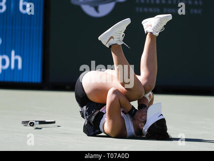 Los Angeles, California, USA. Xvii Mar, 2019. Bianca Andreescu del Canada, celebra dopo la sconfitta di Angelique Kerber della Germania per vincere il women singles match finale del BNP Paribas Open Tennis Tournament. Andreescu ha vinto 2-1. Credito: Ringo Chiu/ZUMA filo/Alamy Live News Foto Stock