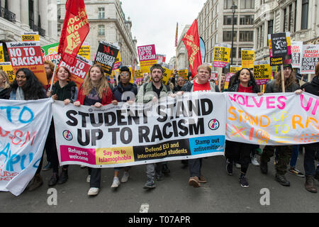 I dimostranti sono visti gridando slogan tenendo cartelli e striscioni durante la dimostrazione. Anti-razzisti si sono riuniti presso il Park Lane e hanno marciato attraverso il centro di Londra per un rally a Whitehall per contrassegnare il mondo contro il razzismo giornata di azione globale. Discorsi pronunciati da Diane Abbott MP, Emma Dent Coad MP, Manuel Cortes TSSA Segretario generale, Dave Ward CWU Segretario generale tra gli altri sono stati indirizzati alla folla. Foto Stock