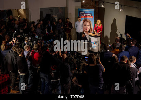 Slovacca candidato presidenziale Zuzana Caputova parla durante una conferenza stampa dopo il primo turno delle elezioni presidenziali in Bratislava, Slovacchia, il 16 marzo 2019. Avvocato Zuzana Caputova ha vinto chiaramente il primo turno delle elezioni presidenziali in Slovacchia e avanzati per il secondo round insieme con la Commissione europea (CE) Vicepresidente Maros Sefcovic. (CTK foto/Martin Mikula) Foto Stock