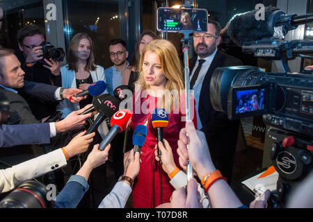 Bratislava, Slovacchia. 16 Mar, 2019. Slovacca candidato presidenziale Zuzana Caputova parla ai giornalisti durante una in attesa dei risultati del primo turno delle elezioni presidenziali a Bratislava, in Slovacchia, il 16 marzo 2019. Credito: Martin Mikula/CTK foto/Alamy Live News Foto Stock