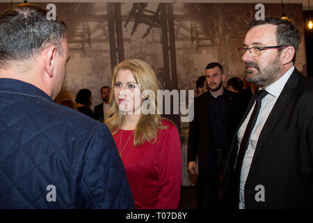 Bratislava, Slovacchia. 16 Mar, 2019. Slovacca candidato presidenziale Zuzana Caputova (centro) è visto durante una in attesa dei risultati del primo turno delle elezioni presidenziali a Bratislava, in Slovacchia, il 16 marzo 2019. Sul lato destro si vede il suo partner Peter Konecny. Credito: Martin Mikula/CTK foto/Alamy Live News Foto Stock