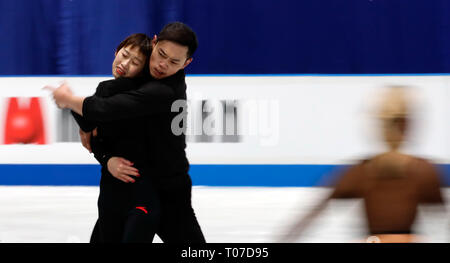 Saitama, Giappone. Xviii Mar, 2019. Il cinese dei pattinatori di figura Peng Cheng (L) e Jin Yang prendere parte alla sessione di allenamento per il 2019 ISU World Championships a Saitama Super Arena di Saitama, Giappone, il 18 marzo 2019. Credito: Wang Lili/Xinhua/Alamy Live News Foto Stock