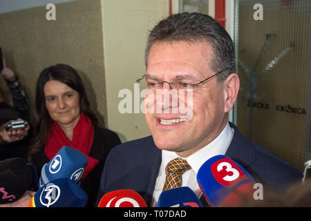 Bratislava, Slovacchia. 16 Mar, 2019. Slovacca candidato presidenziale Maros Sefcovic parla ai giornalisti dopo il suo voto al primo turno delle elezioni presidenziali in Bratislava, Slovacchia, il 16 marzo 2019. Credito: Martin Mikula/CTK foto/Alamy Live News Foto Stock