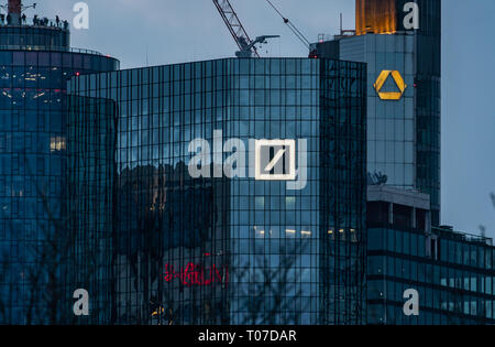 17 marzo 2019, Assia, Frankfurt/Main: la sede della Deutsche Bank (l) e Commerzbank, tirato insieme da un teleobiettivo. Foto: Frank Rumpenhorst/dpa Foto Stock