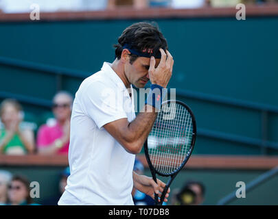 (190318) -- Indian Wells, Marzo 18, 2019 (Xinhua) -- Roger Federer reagisce durante gli uomini singoli finale tra Dominic Thiem di Austria e Roger Federer a BNP Paribas aprire il torneo di tennis di Indian Wells, California, Stati Uniti, 17 marzo 2019. Thiem ha vinto 2-1. (Xinhua/Zhao Hanrong) Foto Stock