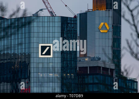 17 marzo 2019, Assia, Frankfurt/Main: la sede della Deutsche Bank (l) e Commerzbank, tirato insieme da un teleobiettivo. Foto: Frank Rumpenhorst/dpa Foto Stock