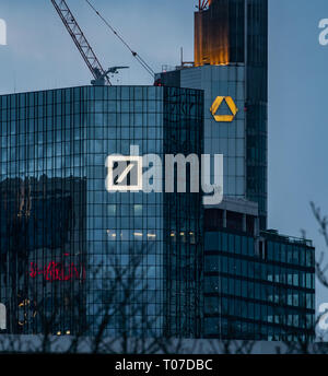 17 marzo 2019, Assia, Frankfurt/Main: la sede della Deutsche Bank (l) e Commerzbank, tirato insieme da un teleobiettivo. Foto: Frank Rumpenhorst/dpa Foto Stock