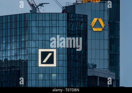 17 marzo 2019, Assia, Frankfurt/Main: la sede della Deutsche Bank (l) e Commerzbank, tirato insieme da un teleobiettivo. Foto: Frank Rumpenhorst/dpa Foto Stock