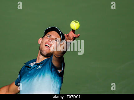 (190318) -- Indian Wells, Marzo 18, 2019 (Xinhua) -- Dominic Thiem dell'Austria serve durante gli uomini singoli finale tra Dominic Thiem di Austria e Roger Federer a BNP Paribas aprire il torneo di tennis di Indian Wells, California, Stati Uniti, 17 marzo 2019. Thiem ha vinto 2-1. (Xinhua/Zhao Hanrong) Foto Stock