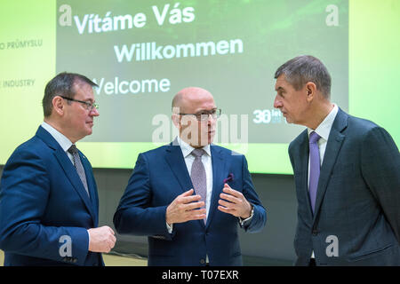 Kosmonosy, Repubblica Ceca. Xviii Mar, 2019. L-R Automotive Industry Association (l'AIA) Presidente Bohdan Wojnar, Skoda auto CEO Bernhard Maier e il Primo ministro ceco Andrej Babis partecipare al colloquio II: valutazione di una cooperazione strategica con il governo e con le nuove sfide, riunione di lavoro dei rappresentanti di spicco del settore dell'automobile, accademici, membri del governo e altri ospiti, organizzato dall Associazione dell'industria automobilistica, il 18 marzo 2019, Kosmonosy, Repubblica Ceca. Credito: Radek Petrasek/CTK foto/Alamy Live News Foto Stock