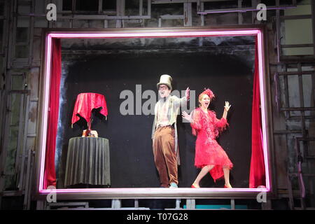 Berlino, Germania. Xiv Mar, 2019. La compagnia CIRCO Cirk La Putyka presenta le loro ultime memorie di lavoro degli stolti in camaleonte Theatre di Berlino, Germania, 14 marzo 2019. Credito: Martin Weiser/CTK foto/Alamy Live News Foto Stock