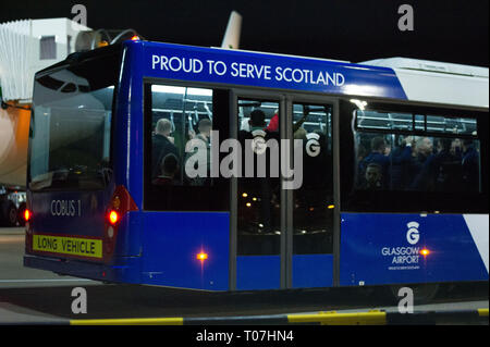 Glasgow, Regno Unito. Il 18 marzo 2019. La Scozia squadra di calcio visto salire a bordo il lusso jetliner aeromobili privati nelle prime ore visto all aeroporto di Glasgow momenti prima della partenza per il Kazakistan per giocare una partita di mercoledì. Il volo è stato dovuto a prendere il via alle 23.00, tuttavia a causa di un problema imprevisto di cui il pilota doveva venire fuori il ponte di volo e sull'asfalto e parlare con il personale a terra, il volo finalmente ha preso il largo nelle prime ore di oggi. Credito: Colin Fisher/Alamy Live News Foto Stock