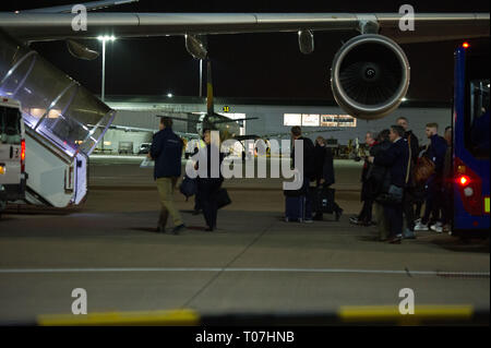 Glasgow, Regno Unito. Il 18 marzo 2019. La Scozia squadra di calcio visto salire a bordo il lusso jetliner aeromobili privati nelle prime ore visto all aeroporto di Glasgow momenti prima della partenza per il Kazakistan per giocare una partita di mercoledì. Il volo è stato dovuto a prendere il via alle 23.00, tuttavia a causa di un problema imprevisto di cui il pilota doveva venire fuori il ponte di volo e sull'asfalto e parlare con il personale a terra, il volo finalmente ha preso il largo nelle prime ore di oggi. Credito: Colin Fisher/Alamy Live News Foto Stock