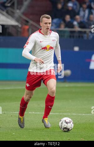 Gelsenkirchen, Deutschland. 16 Mar, 2019. Lukas KLOSTERMANN (L) in azione con sfera; Soccer 1. Bundesliga, XXVI GIORNATA, FC Schalke 04 (GE) - RB Leipzig (L) 0: 1, il 16/03/2019 a Gelsenkirchen/Germania. DFL regolamenti vietano qualsiasi uso delle immagini come sequenze di immagini e/o quasi-video | Utilizzo di credito in tutto il mondo: dpa/Alamy Live News Foto Stock