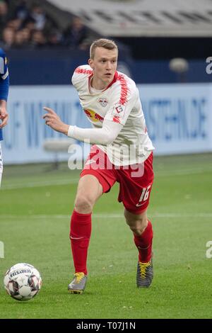 Gelsenkirchen, Deutschland. 16 Mar, 2019. Lukas KLOSTERMANN (L) in azione con sfera; Soccer 1. Bundesliga, XXVI GIORNATA, FC Schalke 04 (GE) - RB Leipzig (L) 0: 1, il 16/03/2019 a Gelsenkirchen/Germania. DFL regolamenti vietano qualsiasi uso delle immagini come sequenze di immagini e/o quasi-video | Utilizzo di credito in tutto il mondo: dpa/Alamy Live News Foto Stock