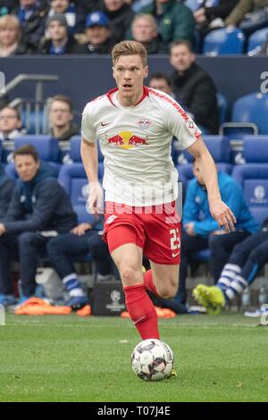 Marcel HALSTENBERG (L) in azione con sfera; Soccer 1. Bundesliga, XXVI GIORNATA, FC Schalke 04 (GE) - RB Leipzig (L) 0: 1, il 16/03/2019 a Gelsenkirchen/Germania. DFL regolamenti vietano qualsiasi uso delle immagini come sequenze di immagini e/o quasi-video | Utilizzo di tutto il mondo Foto Stock