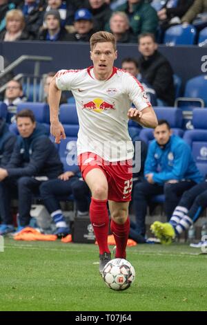 Marcel HALSTENBERG (L) in azione con sfera; Soccer 1. Bundesliga, XXVI GIORNATA, FC Schalke 04 (GE) - RB Leipzig (L) 0: 1, il 16/03/2019 a Gelsenkirchen/Germania. DFL regolamenti vietano qualsiasi uso delle immagini come sequenze di immagini e/o quasi-video | Utilizzo di tutto il mondo Foto Stock