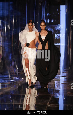 New Delhi, India. 16 Mar, 2019. I modelli a piedi sulla rampa durante l'India Fashion Week Gran Finale 2019 Credit: Jyoti Kapoor/Pacific Press/Alamy Live News Foto Stock