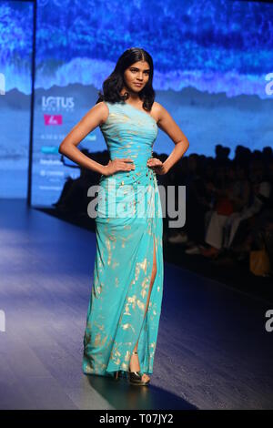 New Delhi, India. 16 Mar, 2019. I modelli a piedi sulla rampa per il nikhita Tandon durante l'india fashion week 2019 Credit: Jyoti Kapoor/Pacific Press/Alamy Live News Foto Stock