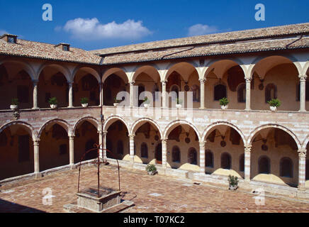 Cortile interno,Basilica de San Francisco,Assisi,Italia Foto Stock