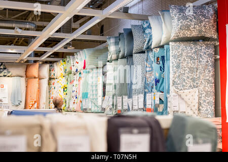 Russia, San Pietroburgo,16 marzo 2019 . IKEA,Scambi con letti su ripiani completo.Grande scelta di biancheria in store.coperte,cuscini e prodotti tessili.ampia Foto Stock