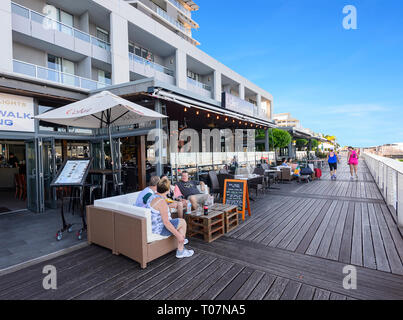 Ristoranti allineati lungo la banchina di Cairns, estremo Nord Queensland, FNQ, QLD, Australia Foto Stock