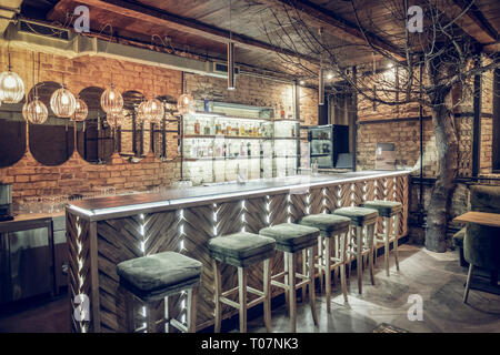 Interior shot della barra essendo abbellita con bar in legno counter Foto Stock