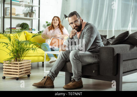 Grave barbuto persona maschio di creazione di un piano di azione Foto Stock