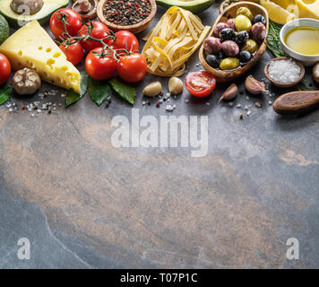 Pasta, spezie e verdure. Popolari del Mediterraneo italiano o ingredienti alimentari. Vista dall'alto. Foto Stock