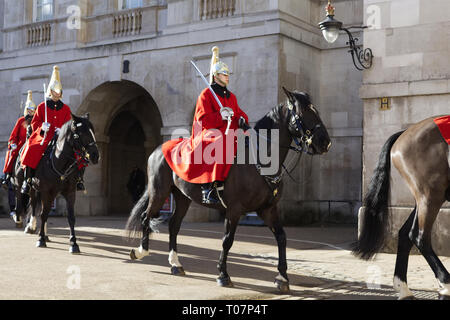 Quando la regina è a Londra, la guardia lunga è costituito un ufficiale, un caporale maggiore, due ufficiali Non-Commissioned, uno Trumpeter e dieci Troopers Foto Stock