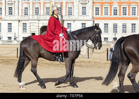 Quando la regina è a Londra, la guardia lunga è costituito un ufficiale, un caporale maggiore, due ufficiali Non-Commissioned, uno Trumpeter e dieci Troopers Foto Stock