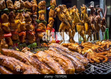 Ried rane. quaglia e polpi spiedini, Vietnamita Asian street food in Thailandia Foto Stock