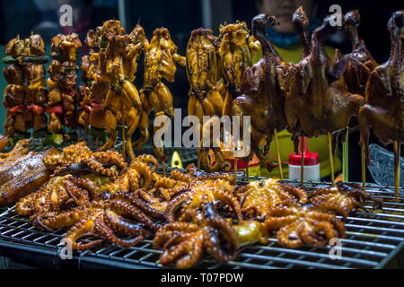 Ried rane. quaglia e polpi spiedini, Vietnamita Asian street food in Thailandia Foto Stock