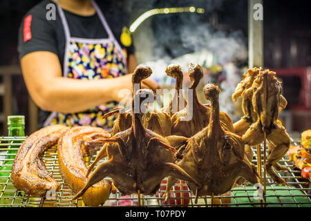 Ried rane. quaglia e polpi spiedini, Vietnamita Asian street food in Thailandia Foto Stock