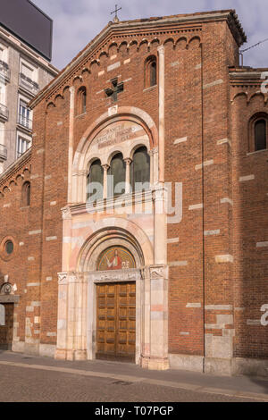 Portale di ingresso di romanico san Babila chiesa in centro città, girato in condizioni di intensa luce invernale a Milano, Lombardia, Italia Foto Stock