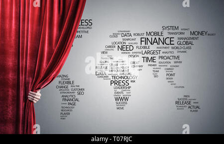 Mappa mondo dietro la cortina di panneggio e la mano di apertura Foto Stock