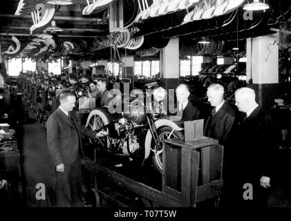 Industria, industria motociclistica, Harley-Davidson, STATI UNITI D'AMERICA, i quattro fondatori guarda alla prima moto (Knucklehead), 1936, Additional-Rights-Clearance-Info-Not-Available Foto Stock