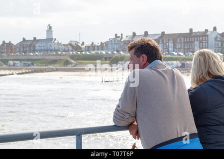 Southwold, Regno Unito - 10 settembre 2018 - Due turisti guardando sopra la splendida vista di Southwold dal molo Foto Stock