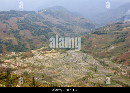 Vista sulle terrazze di riso della tigre bocca del punto panoramico in Yuanyang Foto Stock