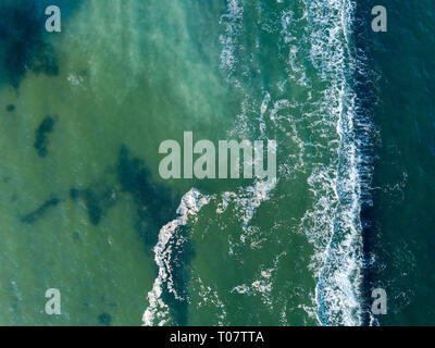 Abstract acqua del mare turchese con schiuma bianca onde per sfondo naturale. Antenna vista superiore da fuco sopra l'oceano. Copia dello spazio. Foto Stock