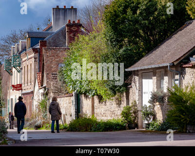 I visitatori di passeggiare lungo la Rue Claude Monet a Giverny, Francia Foto Stock