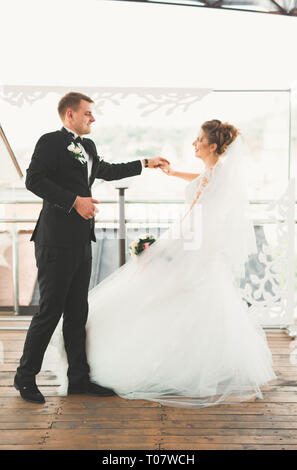 Bella Sposa e lo sposo la filatura con abito perfetto Foto Stock