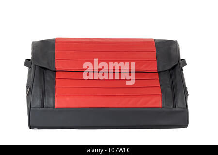 Rosso-nero borsa in pelle per riporre le cose e che viaggiano nel bagagliaio di una vettura su un isolato bianco sullo sfondo. Bagaglio a mano valigia Foto Stock