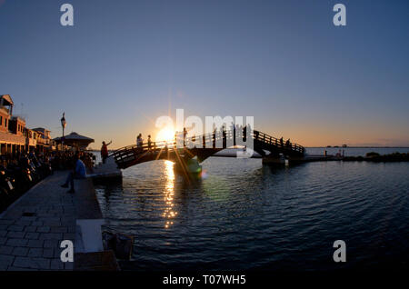 Ponte sul Mar Ionio isola di Lefkas al tramonto Foto Stock