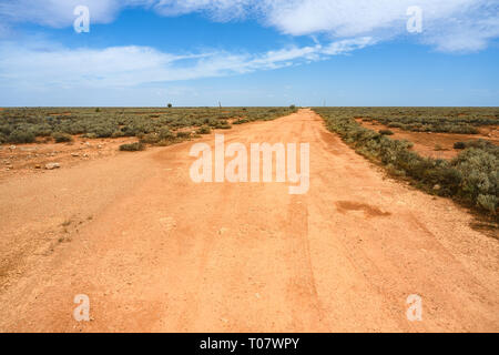 Dissigillato strada di ghiaia a cucinare, Sud Australia, un ex ferrovia cittadina sul Nullarbor Plain che in gran parte è stato abbandonato nel 1997. Foto Stock