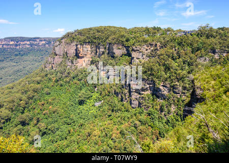 Vista di Jamison Valley e montagne da Wollumai lookout vicino a Katoomba, il Parco Nazionale Blue Mountains, Nuovo Galles del Sud, Australia. Foto Stock
