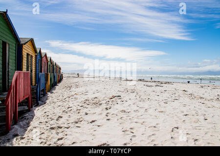 Spiaggia di Muizenberg capanne colorate Foto Stock