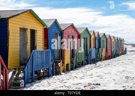 Spiaggia di Muizenberg capanne colorate Foto Stock